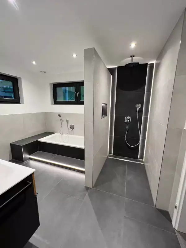 Modernes Bad mit Lichtelementen